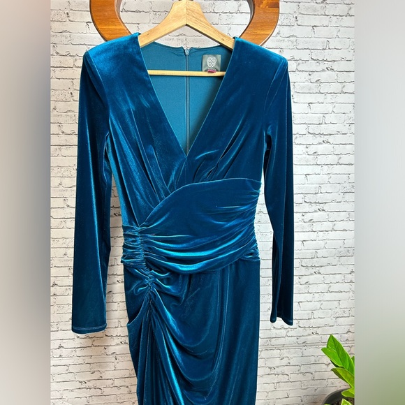 Vince Camuto | Elegant Teal Velvet Evening Dress with slit on the right size 4 - Picture 3 of 8
